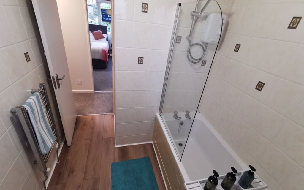 lodginet spacious white house bathroom