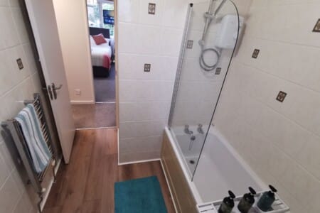 lodginet spacious white house bathroom