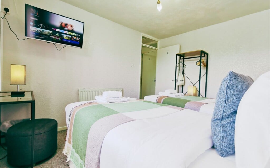 lodginet spacious white house bedroom 3 two single bed