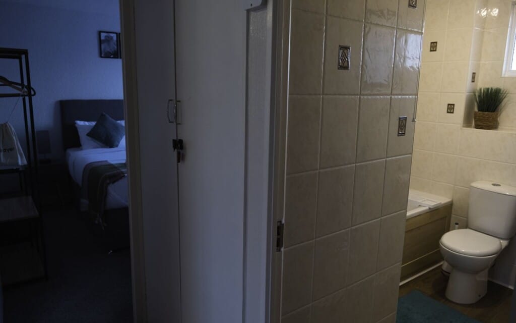 lodginet spacious white house bedroom and bathroom