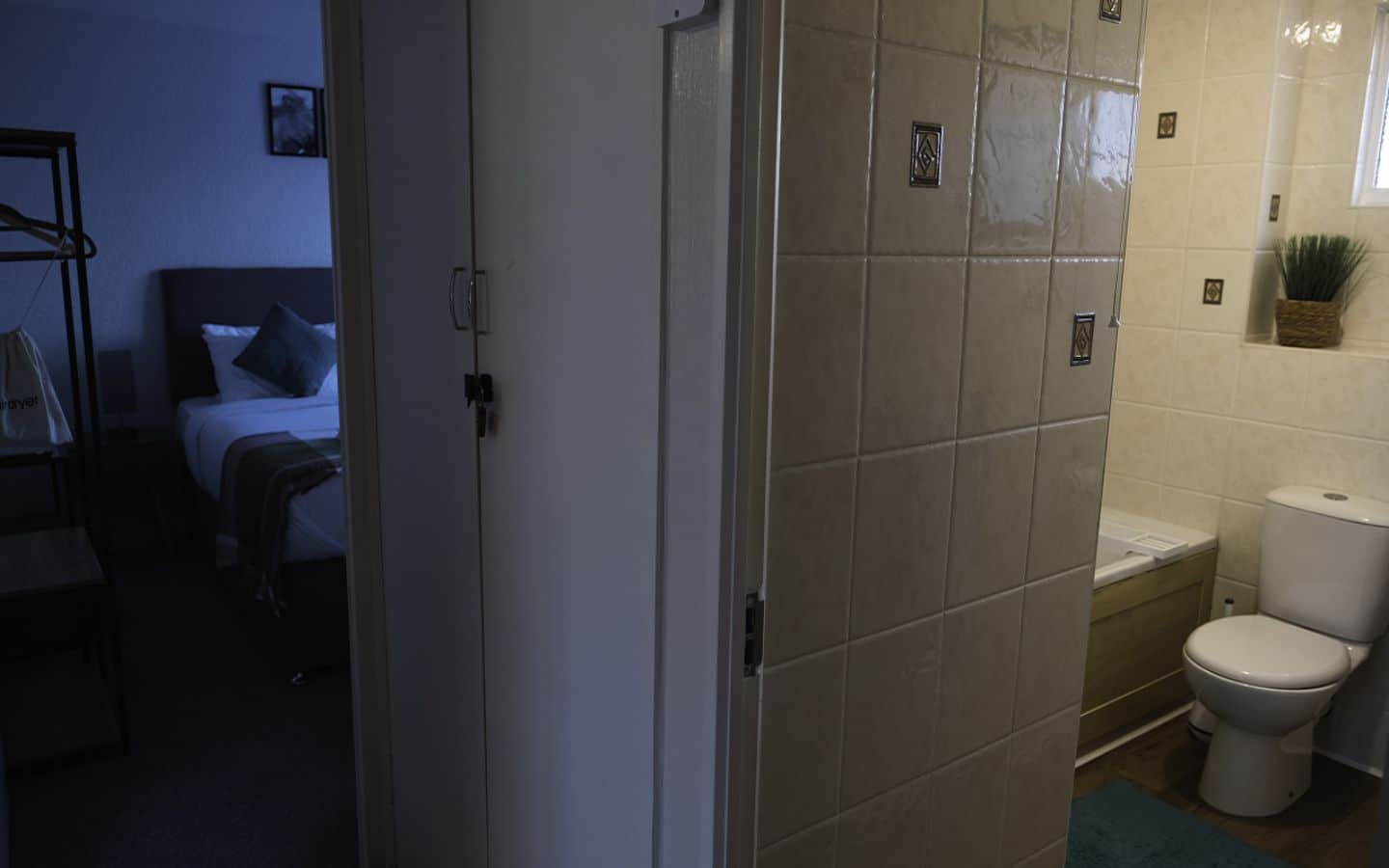 lodginet spacious white house bedroom and bathroom