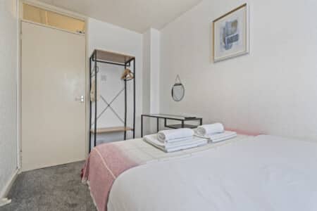 couple short stay telford bedroom