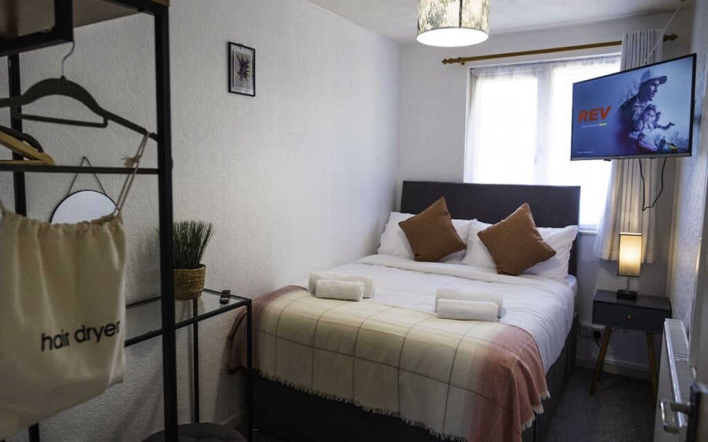 lodginet spacious white house bedroom 1 double bed