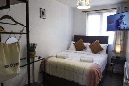 lodginet spacious white house bedroom 1 double bed