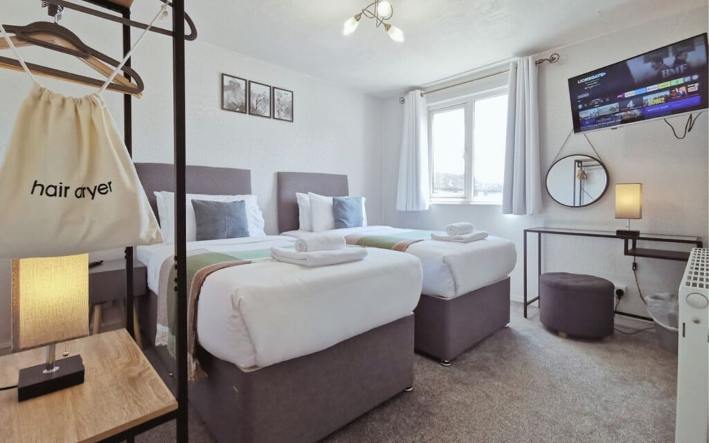 lodginet spacious white house bedroom 3