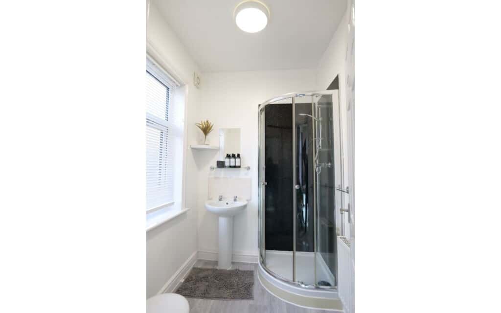 lodginet town centre house bathroom 1 01