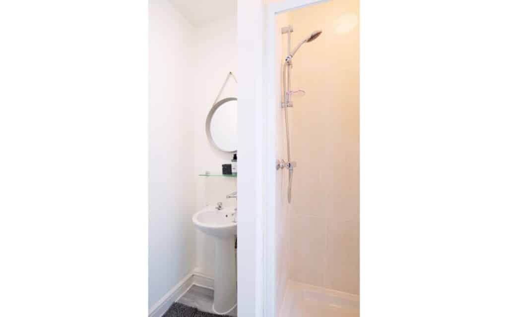 lodginet town centre house bathroom 2 02