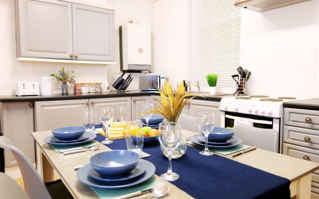lodginet town centre house kitchen dinner 01