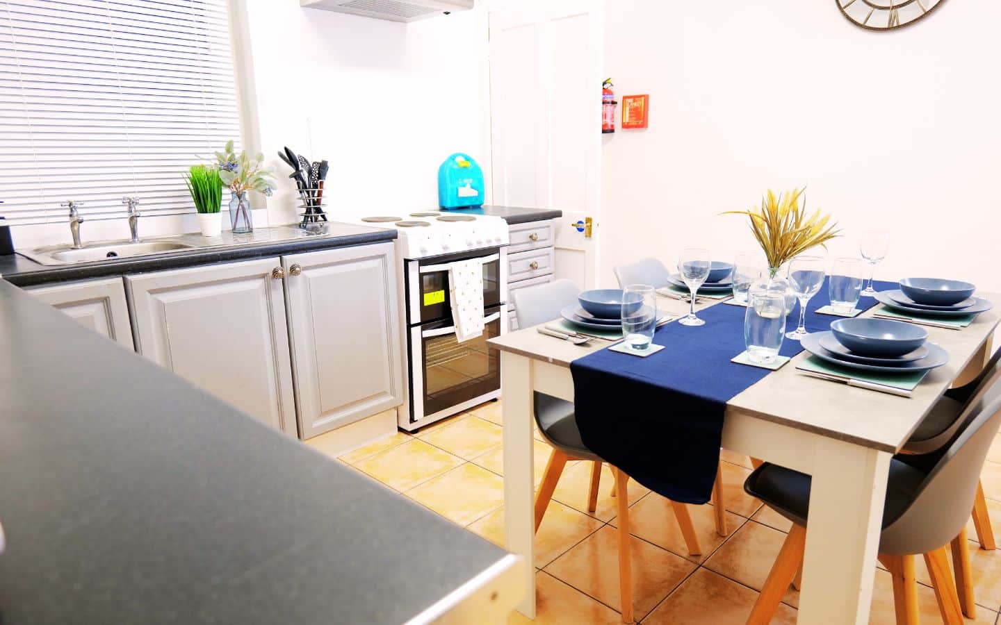 lodginet town centre house kitchen dinner 02