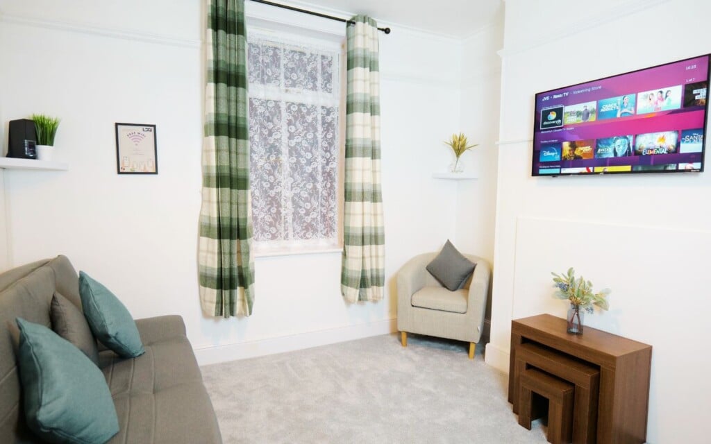 lodginet town centre house living room 01