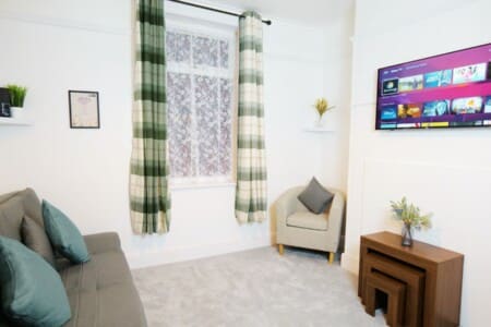 lodginet town centre house living room 01