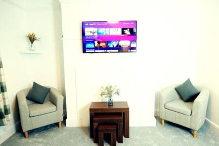 lodginet town centre house living room 02