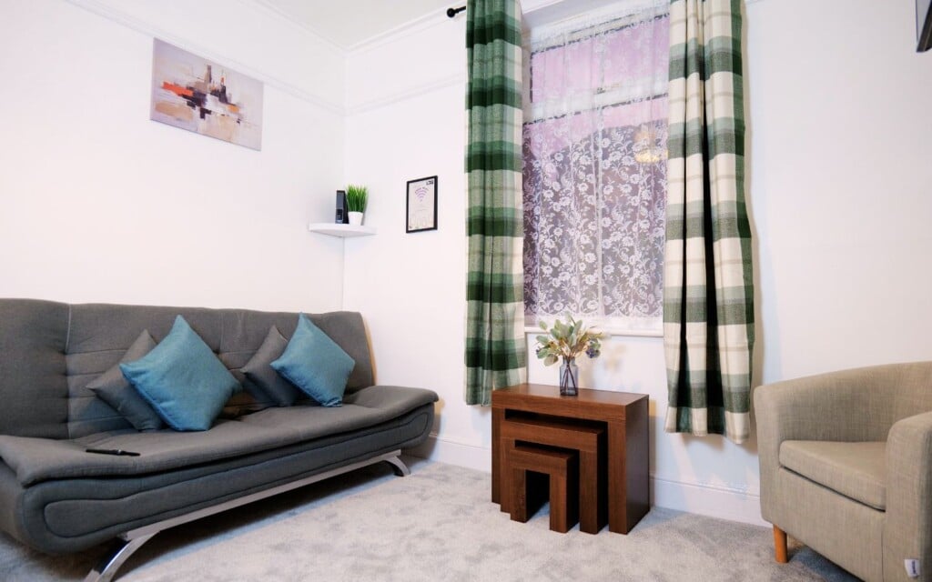 lodginet town centre house living room 03