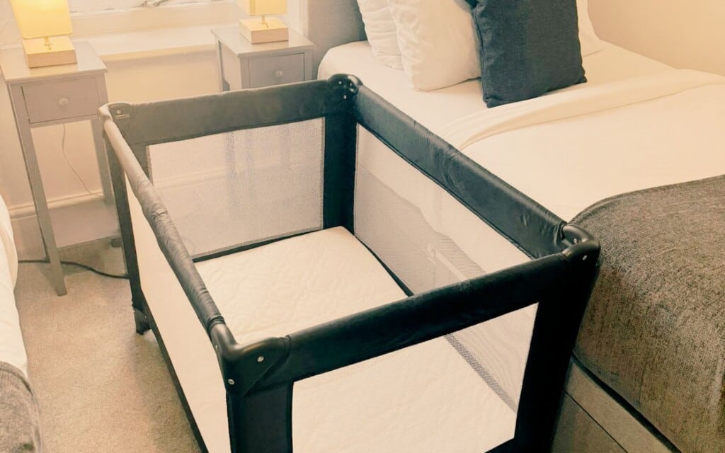 lodginet town centre house travel cot 01