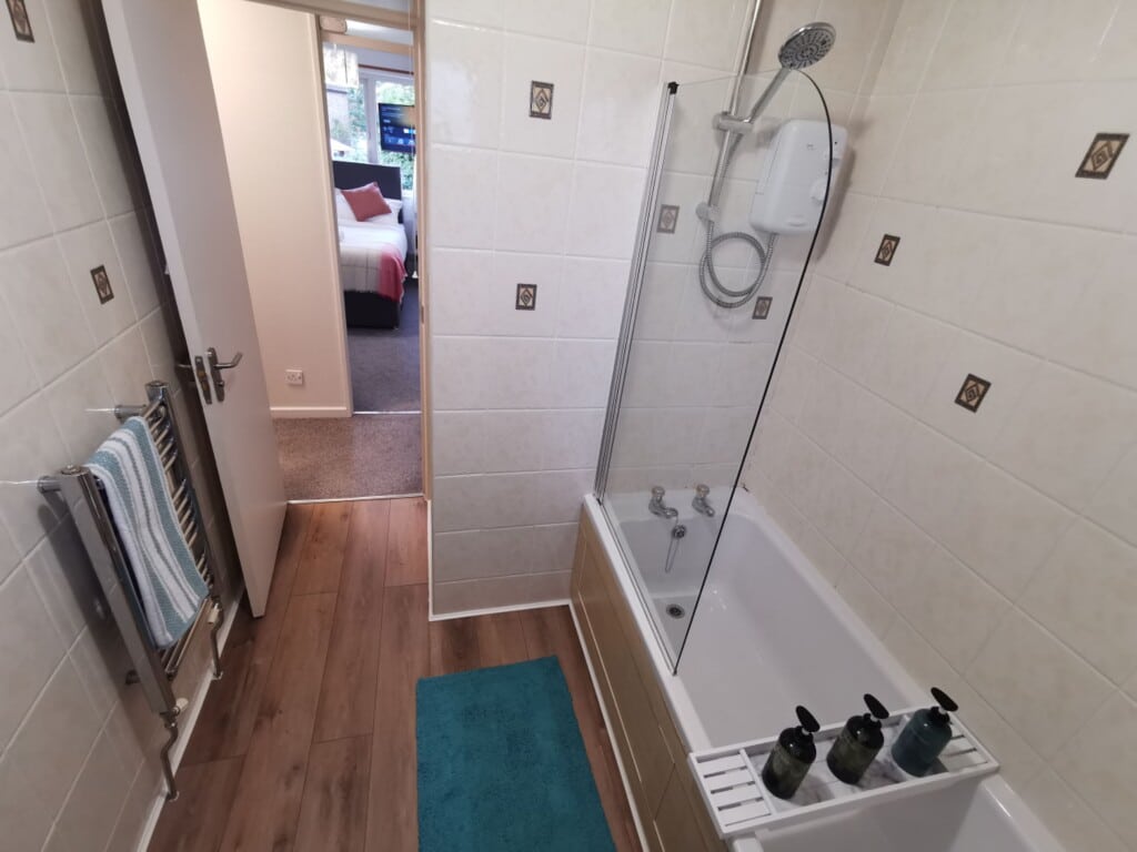 serviced accommodation telford bathroom