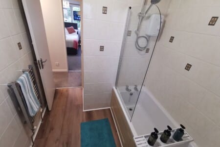 serviced accommodation telford bathroom