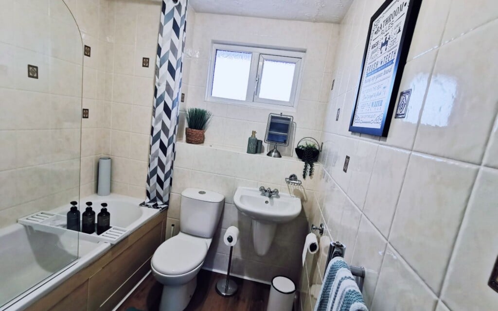 lodginet spacious white house bathroom