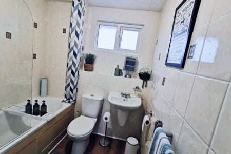 lodginet spacious white house bathroom