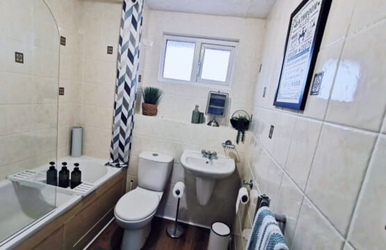 lodginet spacious white house bathroom