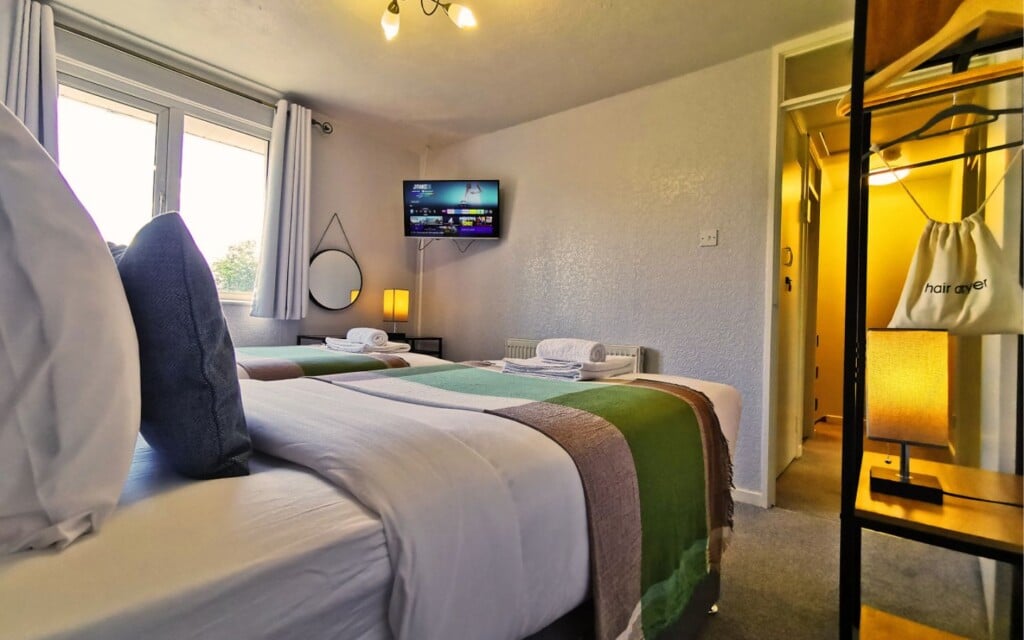 lodginet spacious white house bedroom
