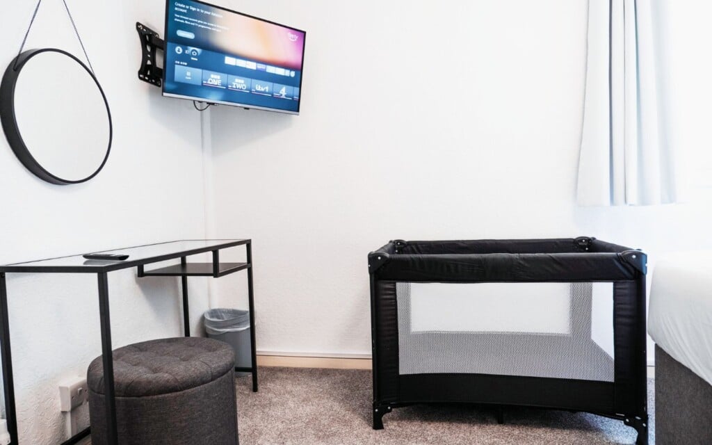 lodginet spacious white house travel cot tv mirror desk stool