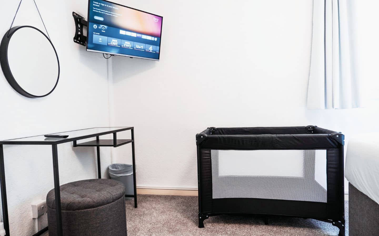 lodginet spacious white house travel cot tv mirror desk stool