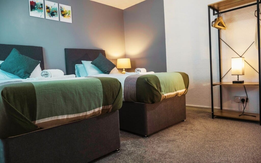lodginet spacious white house bedroom 2 two single bed
