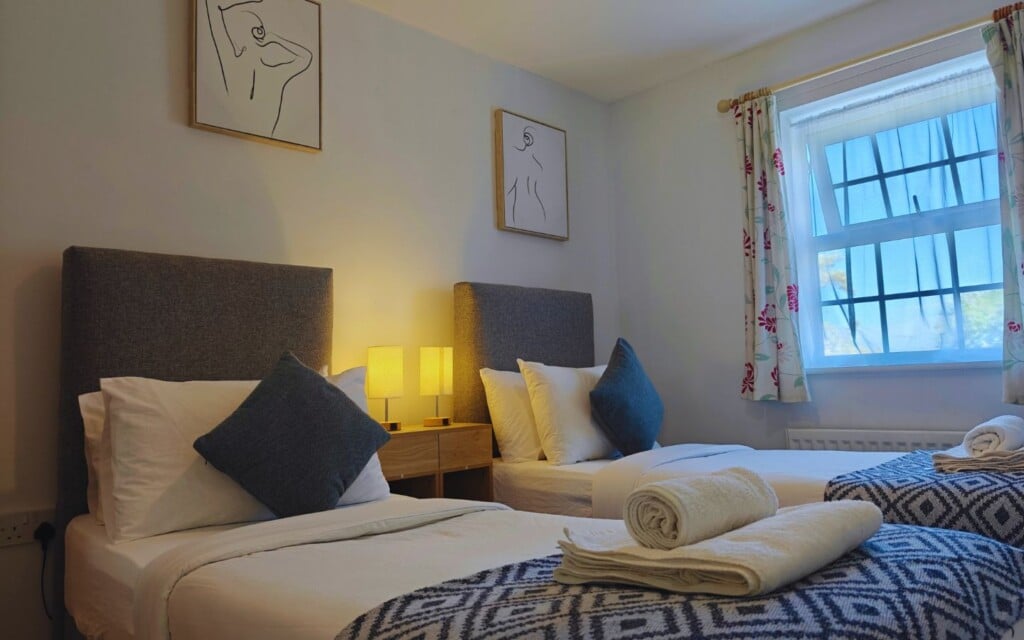 Lodginet Roomy Spark Home Bedroom 2