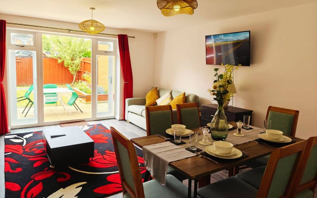 Lodginet Roomy Spark Home Dinner Living Room