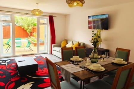 Lodginet Roomy Spark Home Dinner Living Room