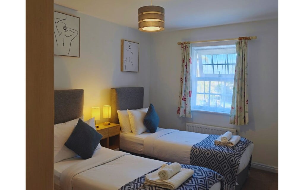 Lodginet Roomy Spark Home Twin Bed