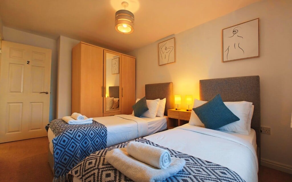 Lodginet Roomy Spark Home Twin Bed Room