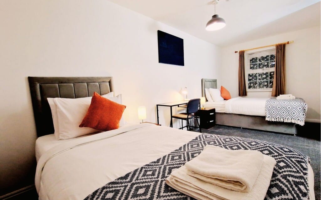 Lodginet Roomy Spark Home Twin Bed Room 4