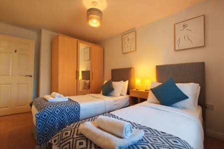 Lodginet Roomy Spark Home Twin Bed Room