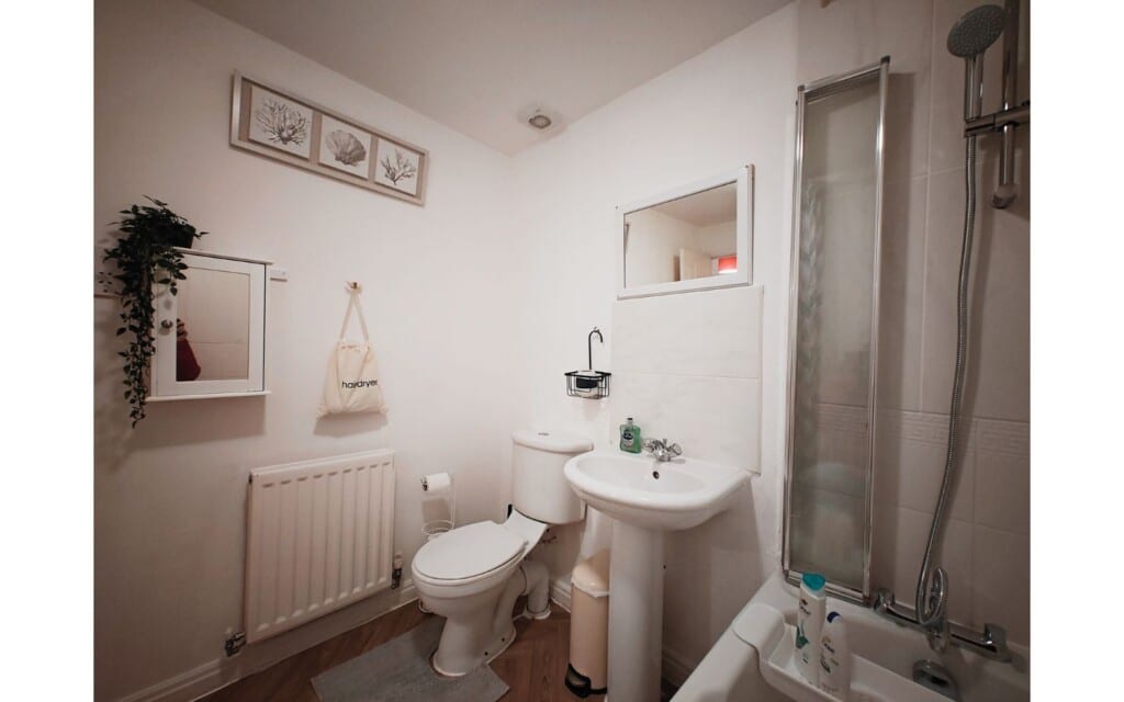 lodginet roomy spark home bathroom
