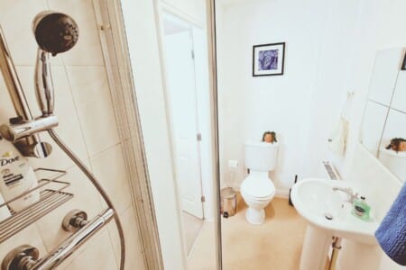 lodginet roomy spark home bedroom 1 ensuite shower