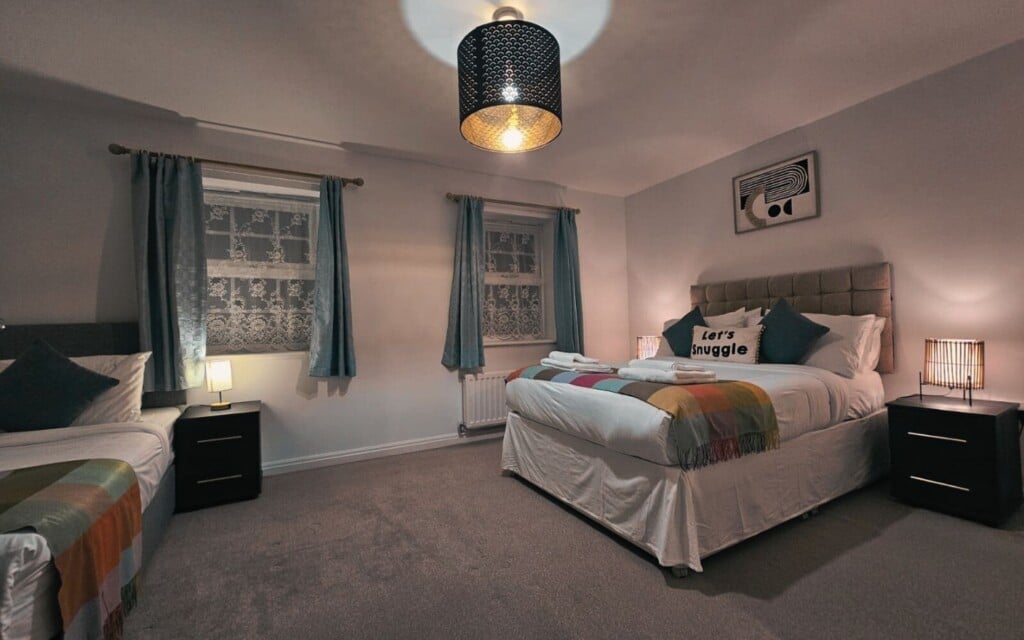 lodginet roomy spark home bedroom 1 family room 01