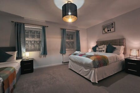 lodginet roomy spark home bedroom 1 family room 01