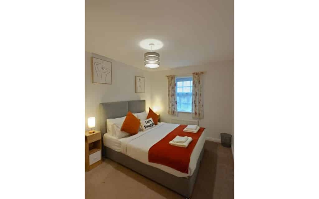 lodginet roomy spark home bedroom 2 double bed 01