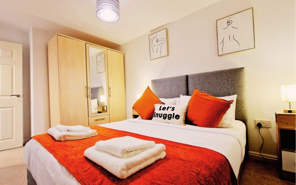 lodginet roomy spark home bedroom 2 double bed 02