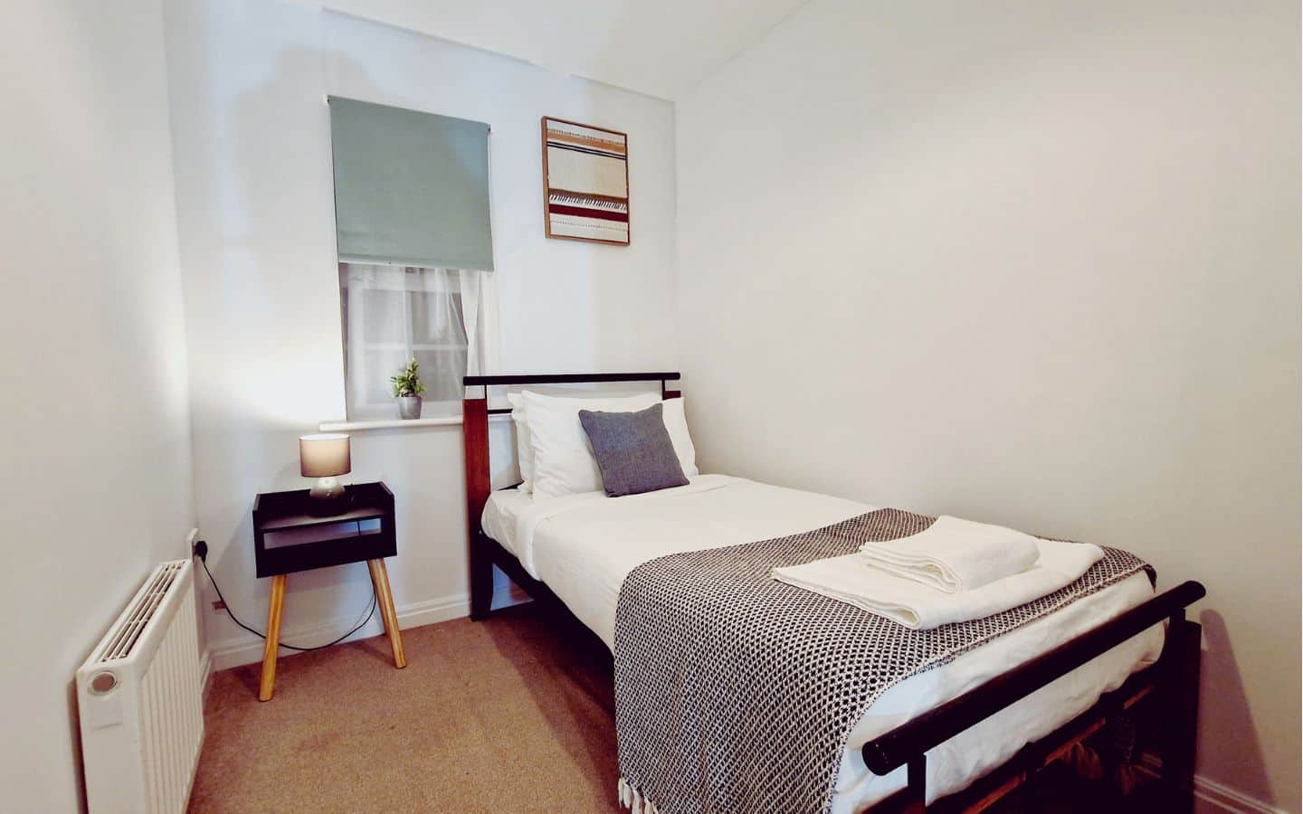 lodginet roomy spark home bedroom 3 single bed