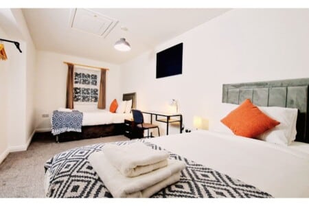 lodginet roomy spark home bedroom 4 two single beds 01