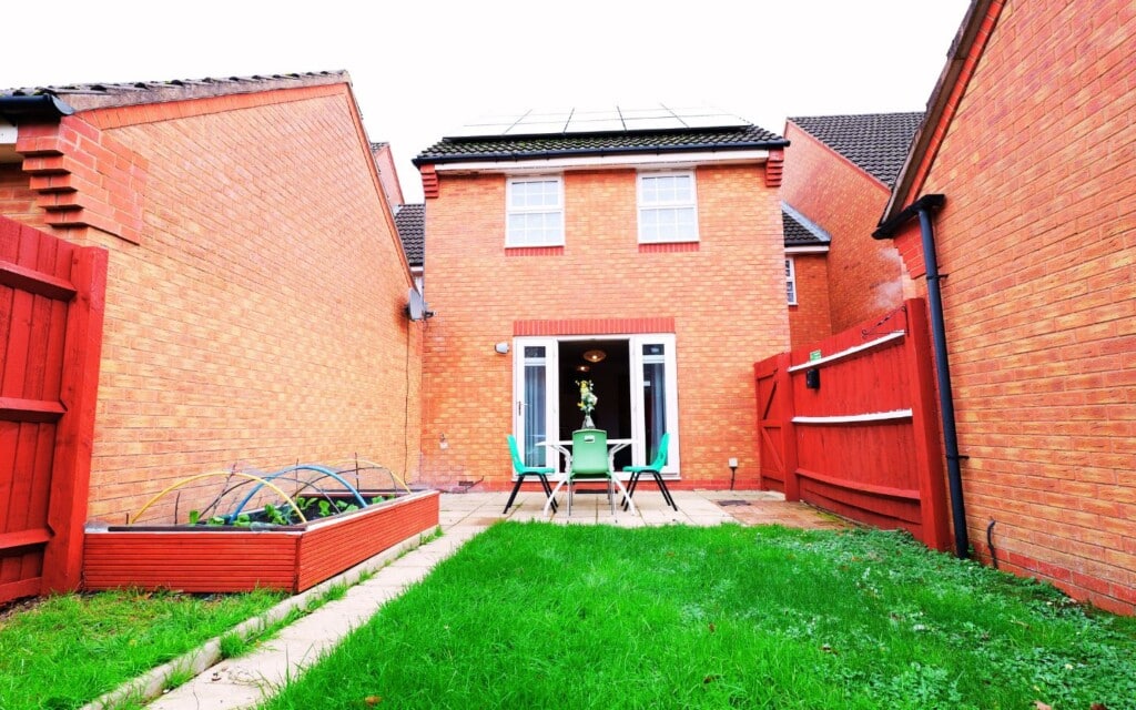 lodginet roomy spark home back garden