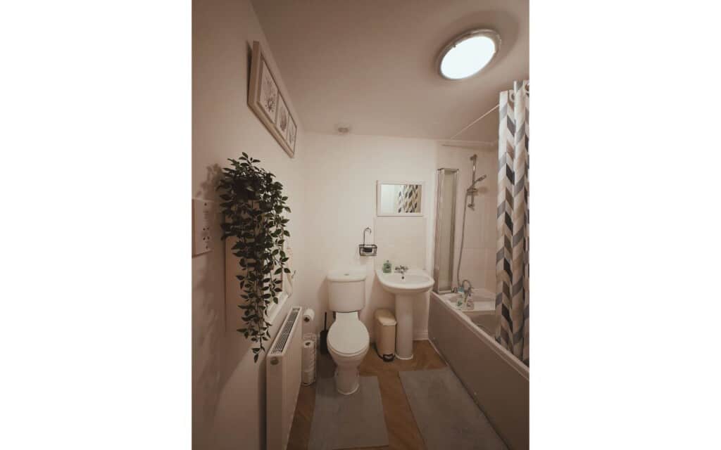 lodginet roomy spark home bathroom