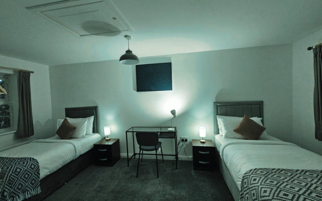 lodginet roomy spark home bedroom 4 two single beds