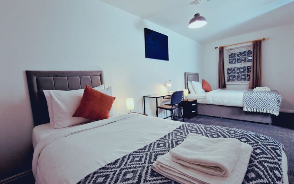 lodginet roomy spark home bedroom 4 two single beds