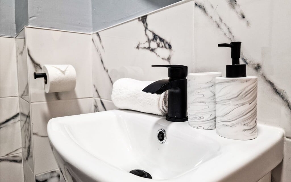 lodginet stays county cosy bathroom 2