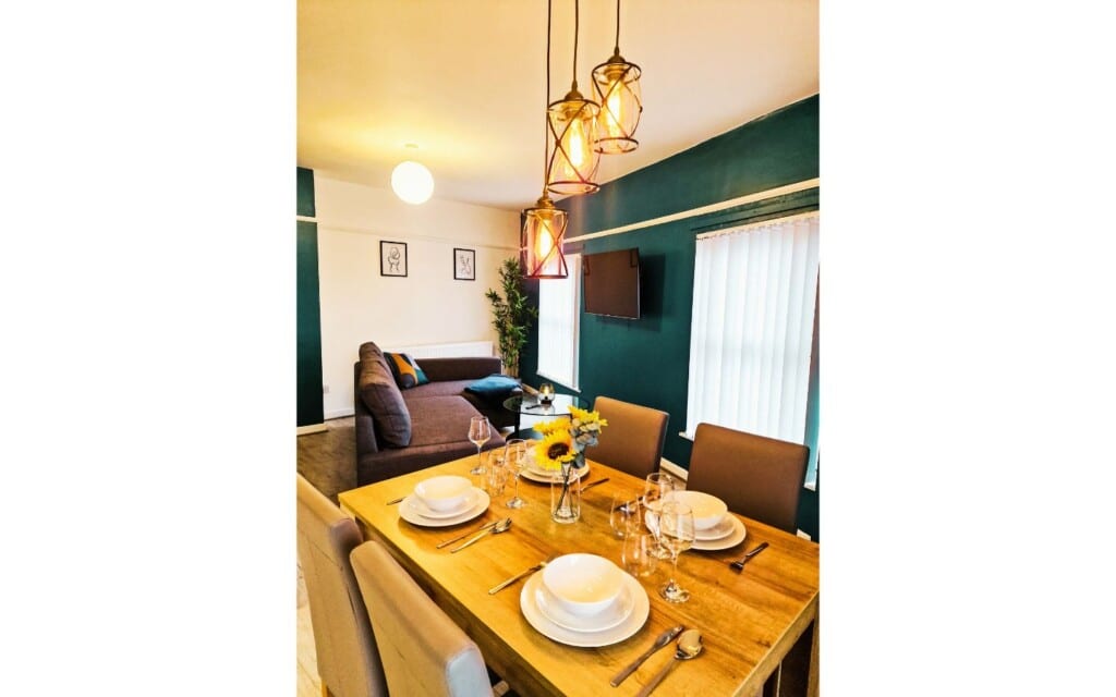 lodginet stays county heights dinner living room