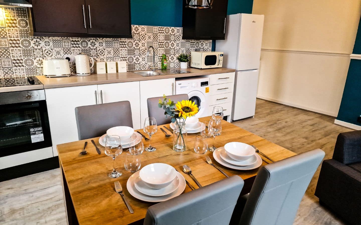 lodginet stays county luxe kitchen dinner 1