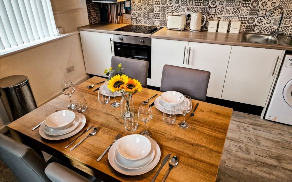 lodginet stays county luxe kitchen dinner 2